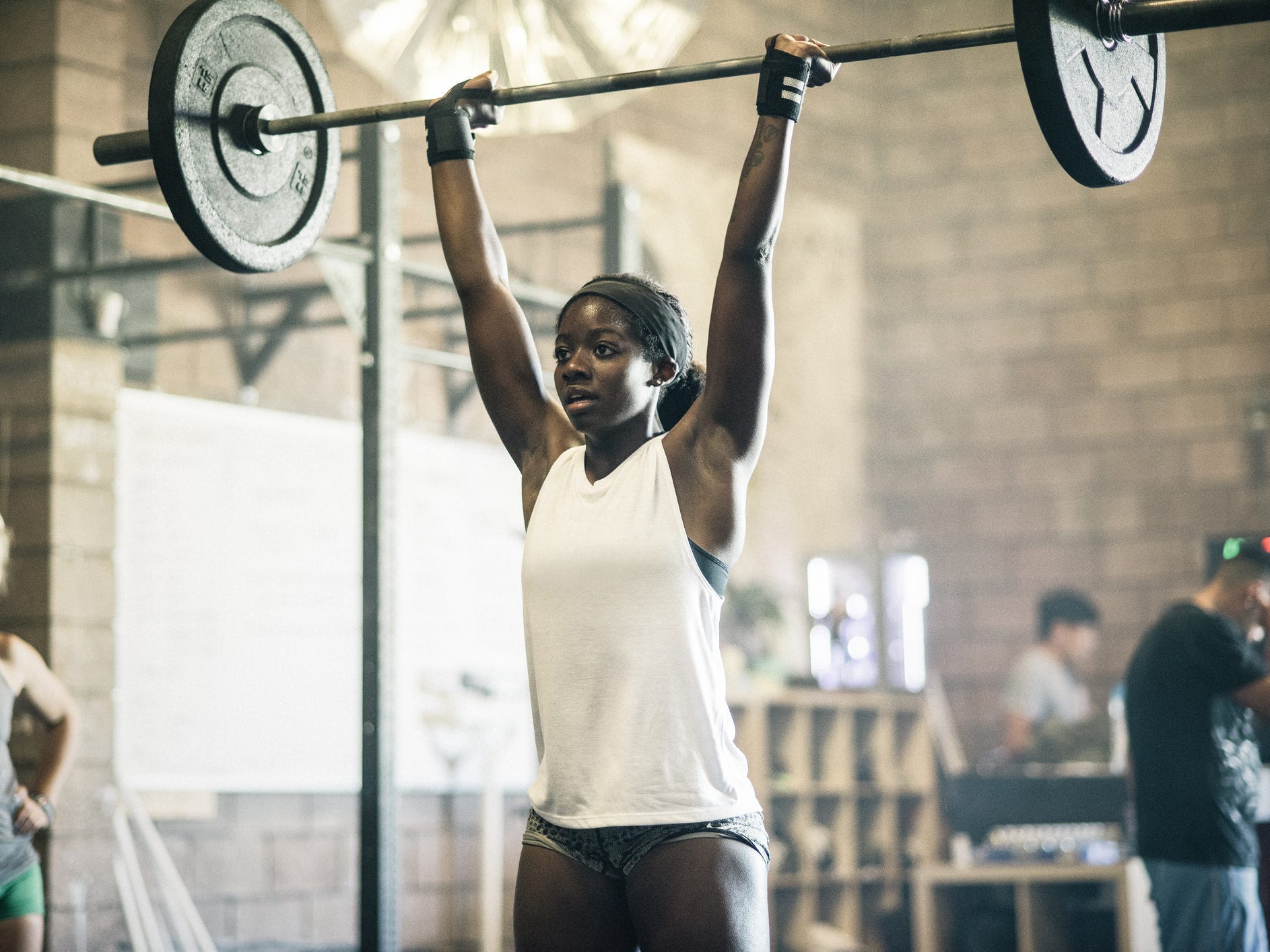 woman barbell shoulder press