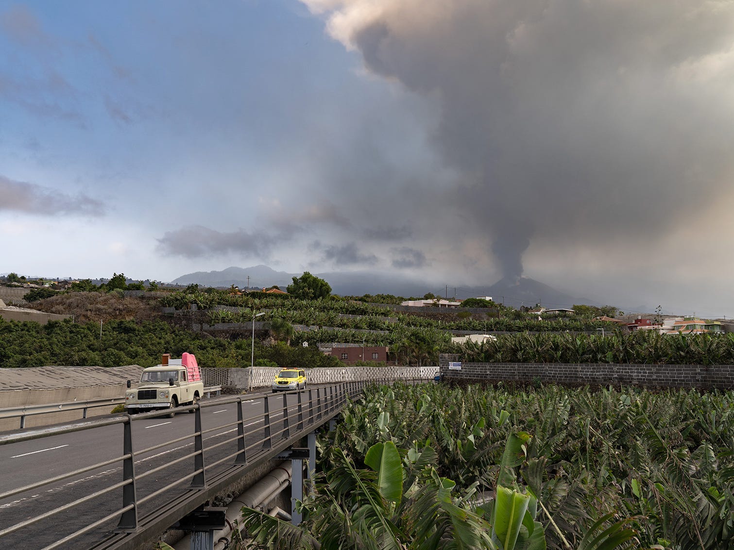 Smoke plume from the eruption of the Cumbre Vieja volcano on 14 October 2021 in Los Llanos de Ariadne, La Palma, Canary Islands, Spain.