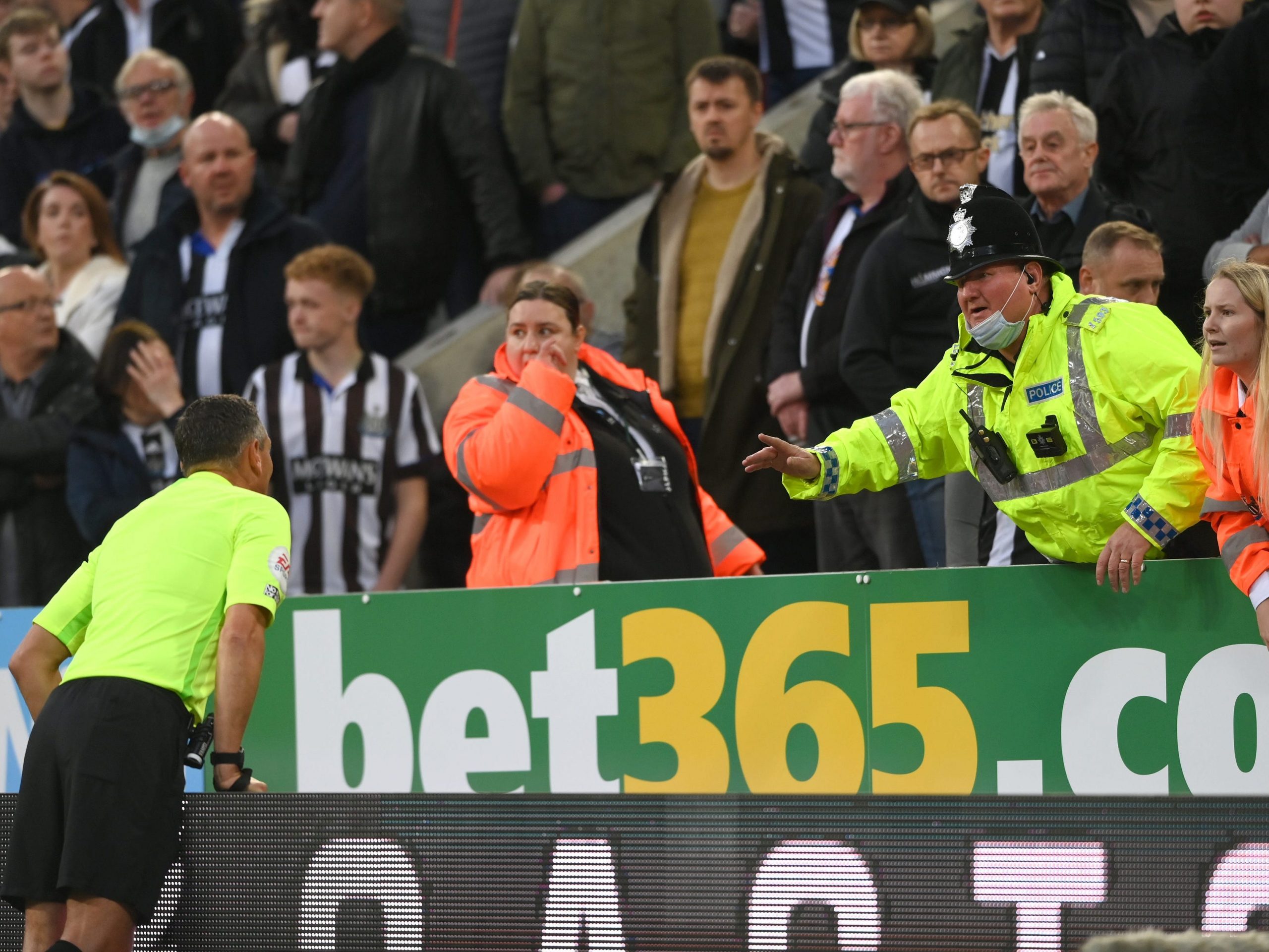 Andre Marriner speaks to ground staff.