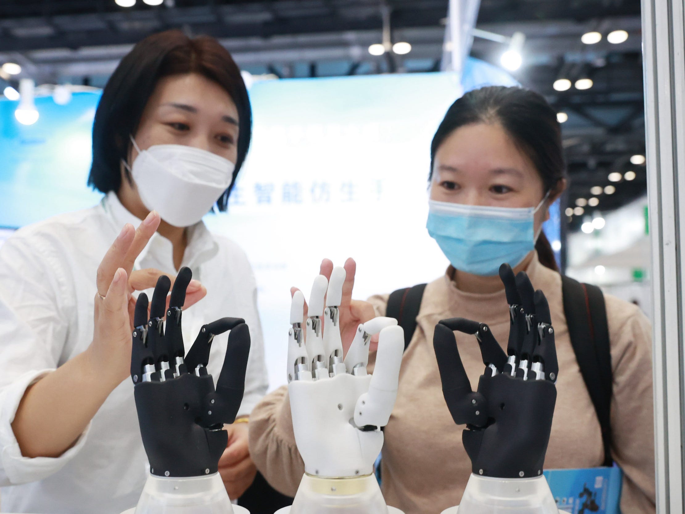 china technology bionic hand