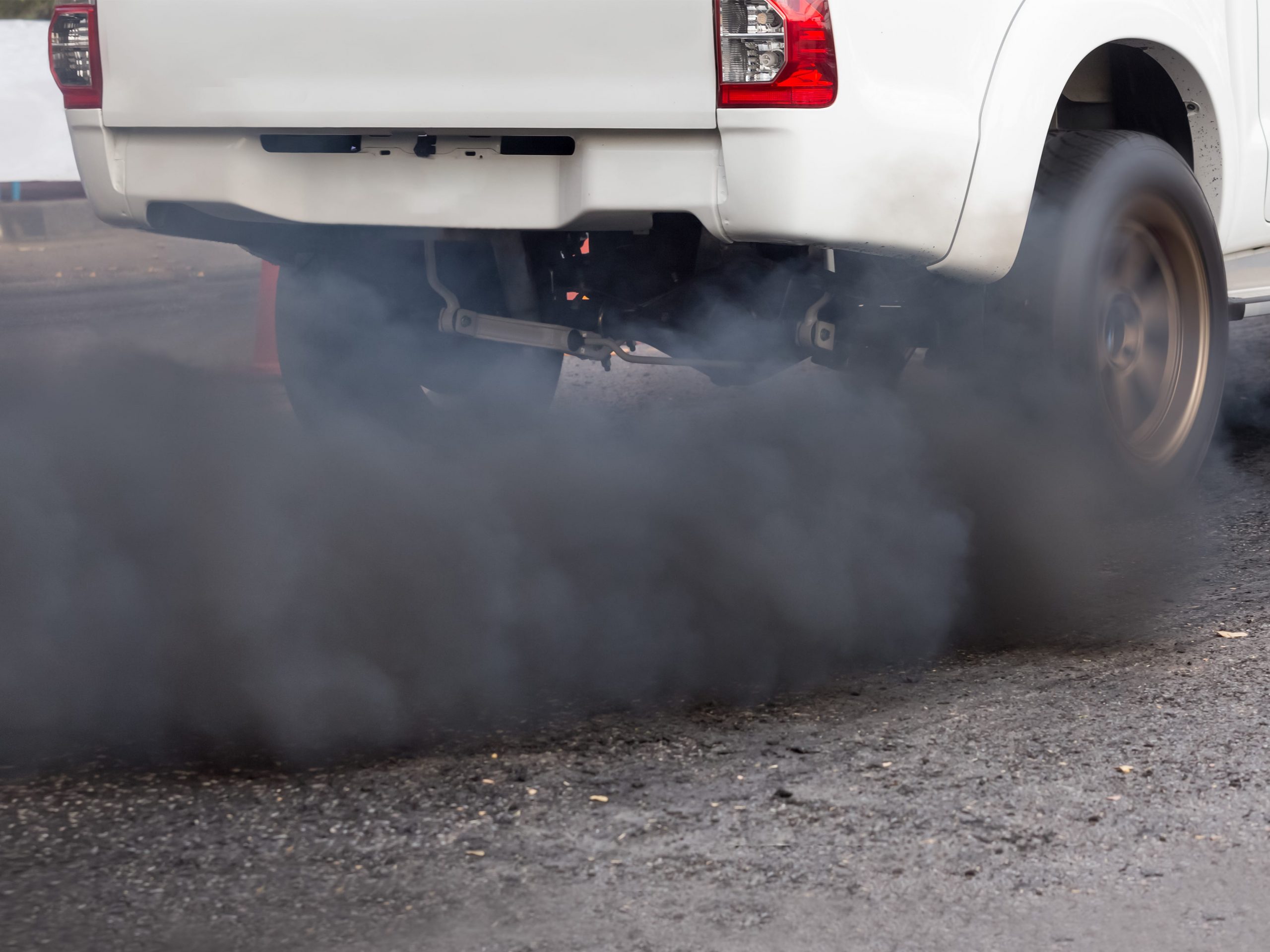 Газель черный дым. Выбросы автомобилей. Выхлопные ГАЗЫ. Загрязнение выхлопными газами. Выброс выхлопных газов.