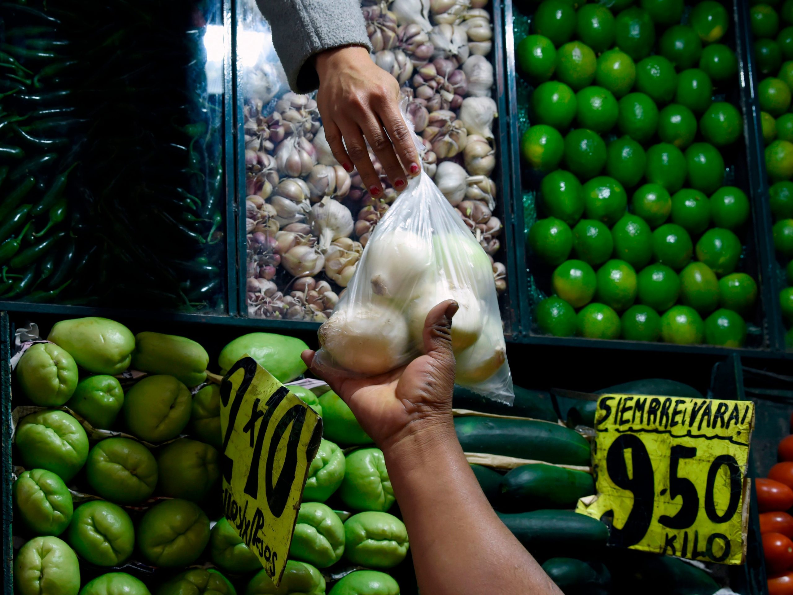 A customer buys onions at the "Central de Abasto" wholesale market in Mexico City on January 14, 2019. - Some 500,000 people and 62,000 vehicles a day visit the Central de Abasto market on the east side of Mexico City to buy and sell avocados, tomatoes and about 15,000 other products.