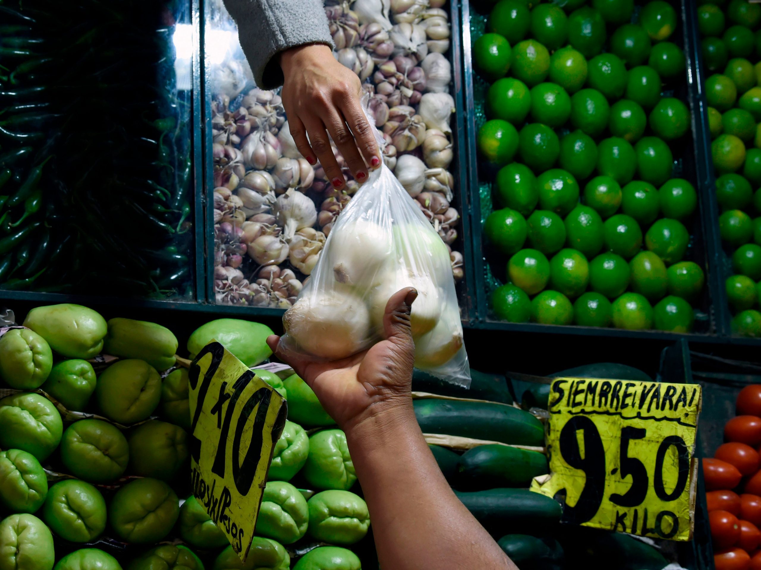 A customer buys onions at the "Central de Abasto" wholesale market in Mexico City on January 14, 2019. - Some 500,000 people and 62,000 vehicles a day visit the Central de Abasto market on the east side of Mexico City to buy and sell avocados, tomatoes and about 15,000 other products.