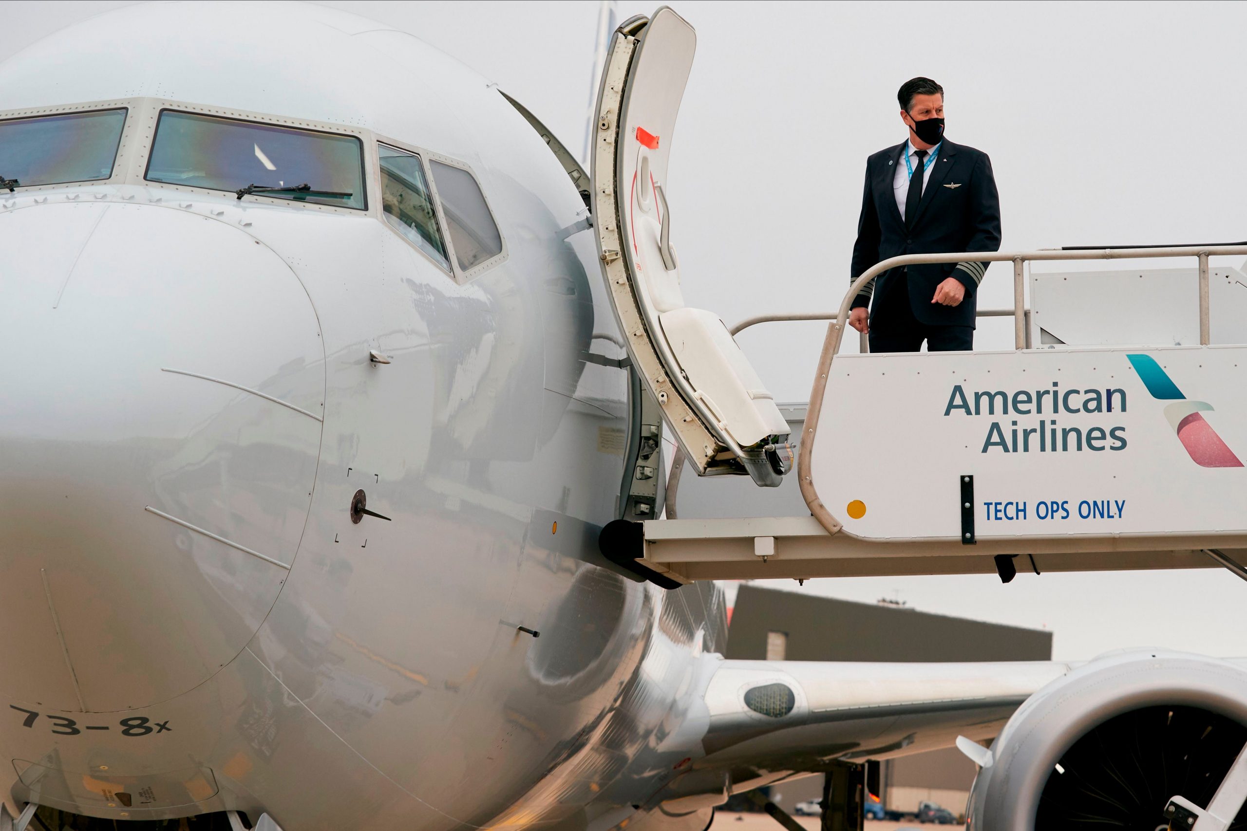 Masked American Airlines pilot