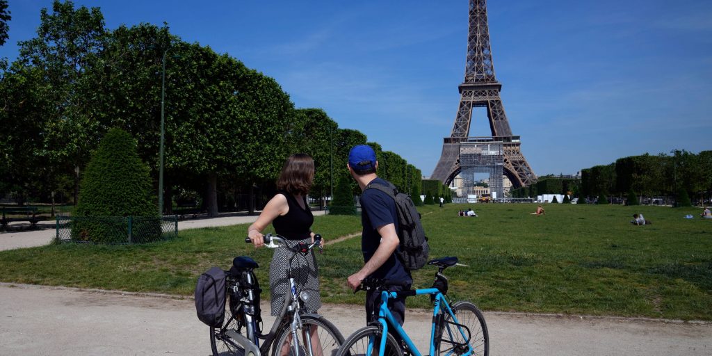 Fietsers in Parijs bij de Eiffeltoren