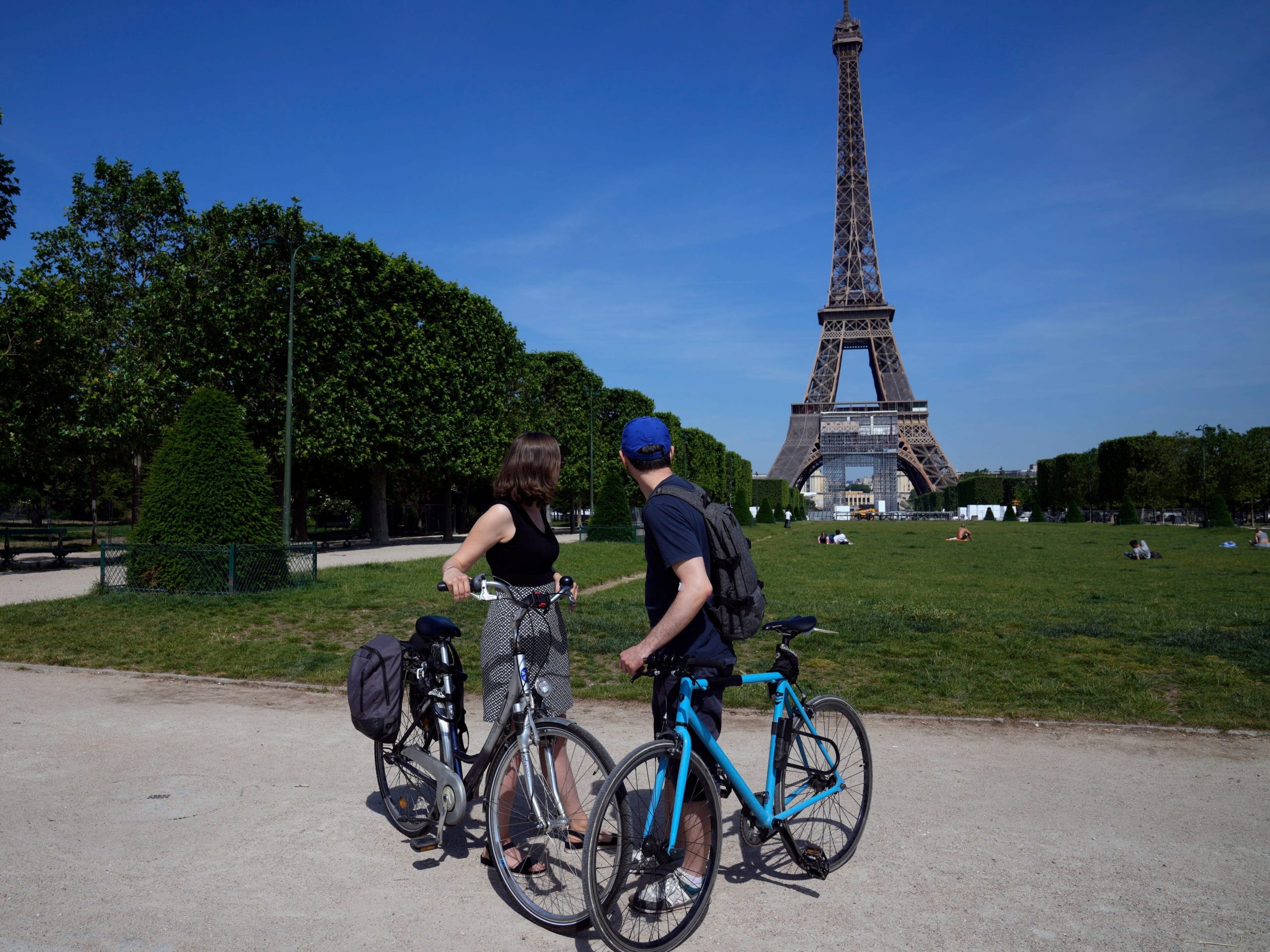 Fietsers bij de Eiffeltoren in Parijs. Foto: AP Photo/Francois Mori