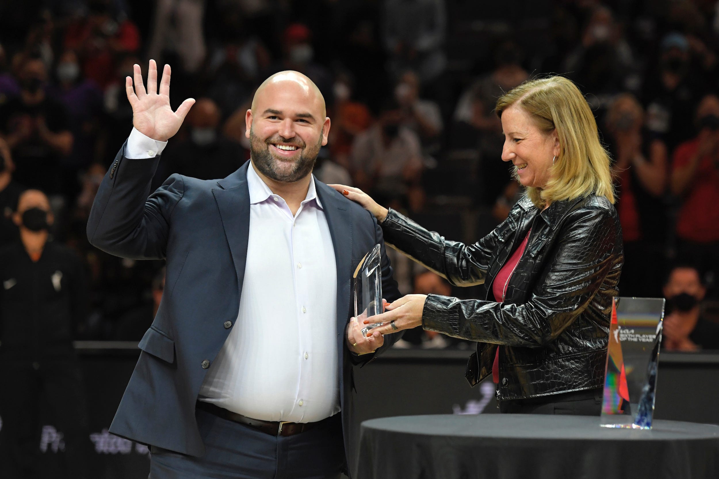 Dan Padover receives his trophy for 2021 WNBA Basketball Executive of the Year from WNBA Commissioner Cathy Engelbert.