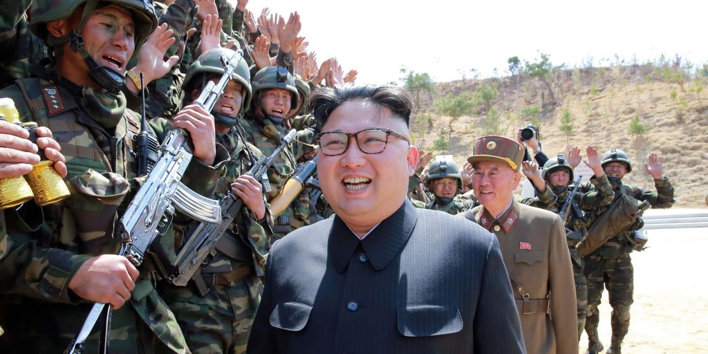 De Noord-Koreaanse leider Kim Jong-un bij een legerinspectie.