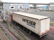 Een vrachtwagen komt aan in de haven van Dover.