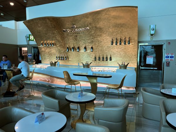 Emirates Business Class lounge champagnebar