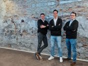 De oprichters van Bridgefund, met in het midden CEO Julian van de Steeg, rechts CMO Rutger Quispel en links CTO Dennis Reherman.