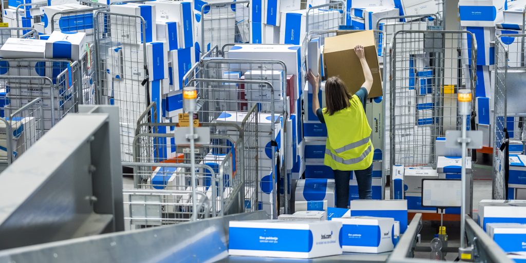 Pakketjes worden voor verzending gesorteerd in het distributiecentrum van Bol.com