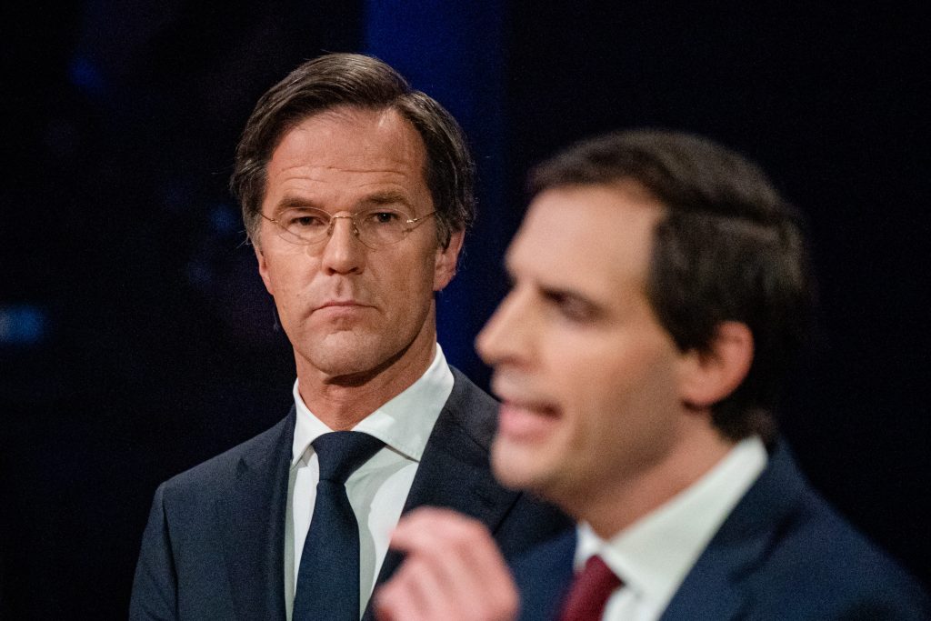 Mark Rutte (VVD) en Wopke Hoekstra (CDA) tijdens het een-op-een verkiezingsdebat van EenVandaag in maart 2021.