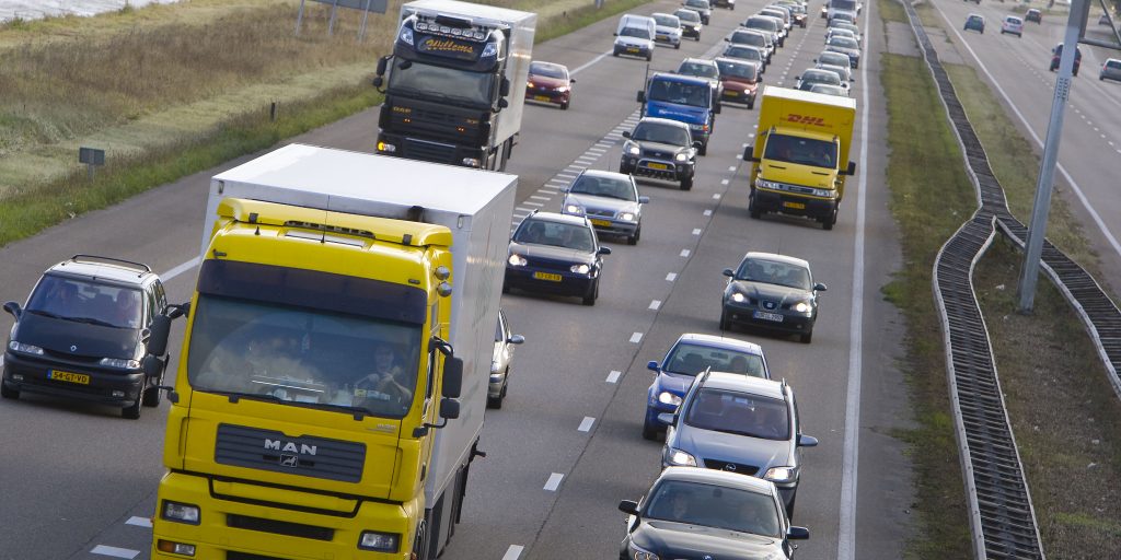 Verkeer op de A325 richting Gelredome in Arnhem