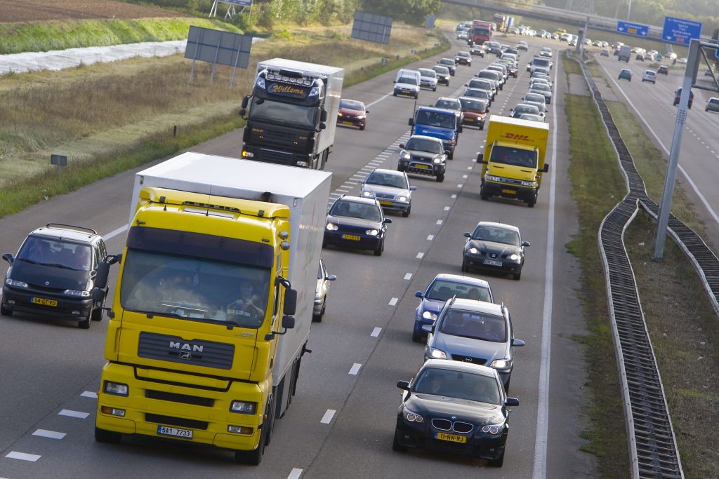 Verkeer op de A325 richting Gelredome in Arnhem