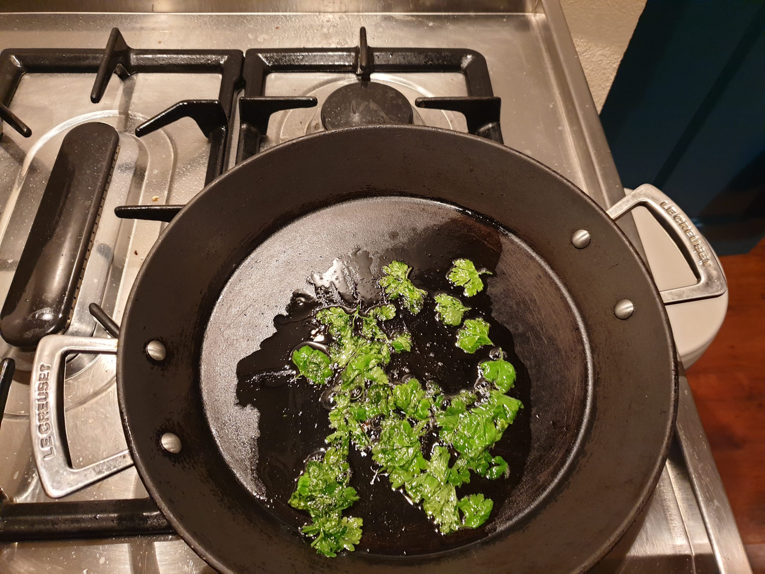 Het recept vraagt om de peterselie knapperig te bakken voor de aardappelsalade. Foto: Business Insider/Alina Borovitskaya