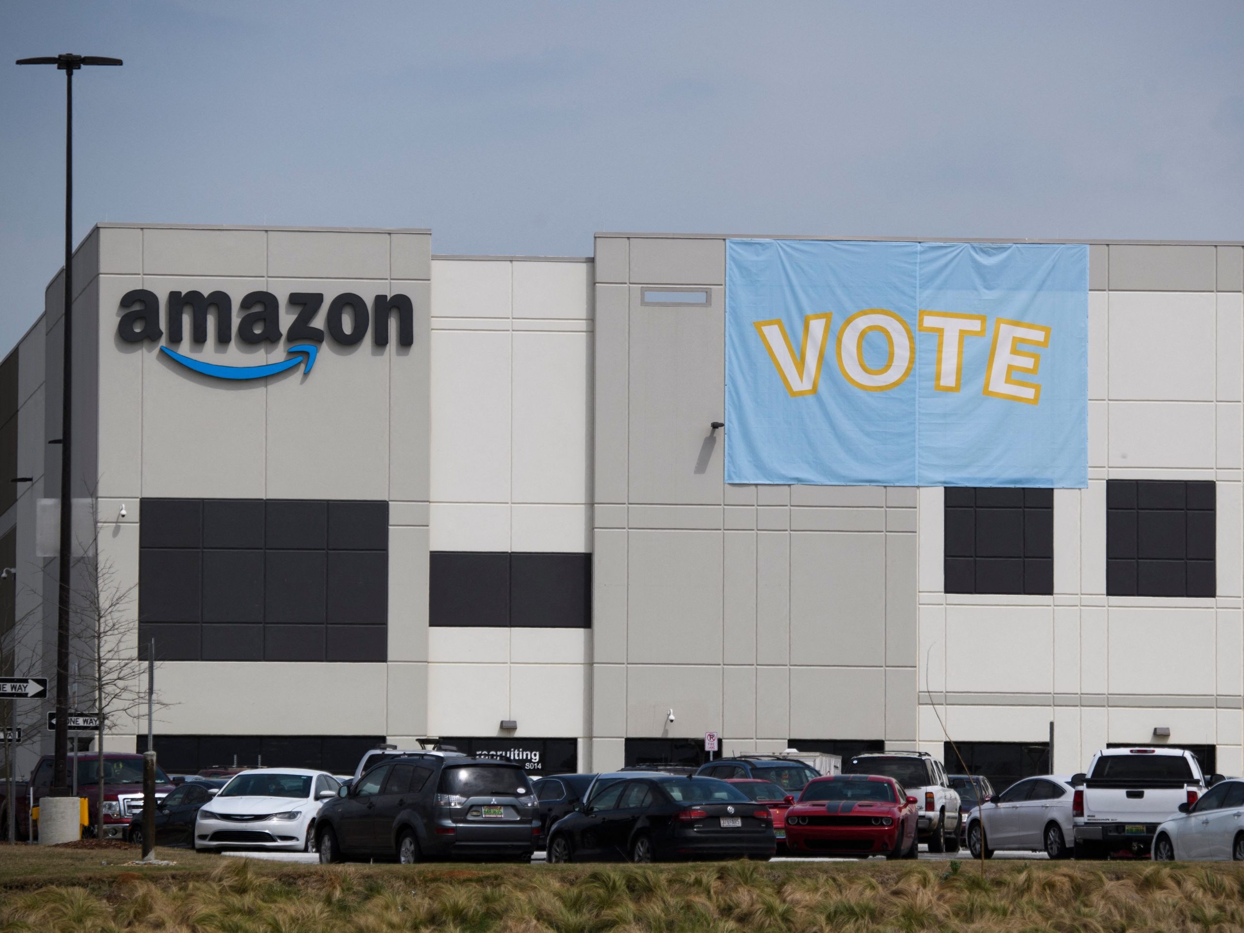 Amazon warehouse Bessemer Alabama union vote