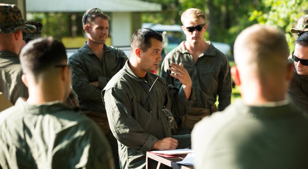 EOD-specialist Carlos Villarrea geeft een veiligheidsbriefing. Foto: US Marine Corps/Lance Cpl. Jacob Bertram