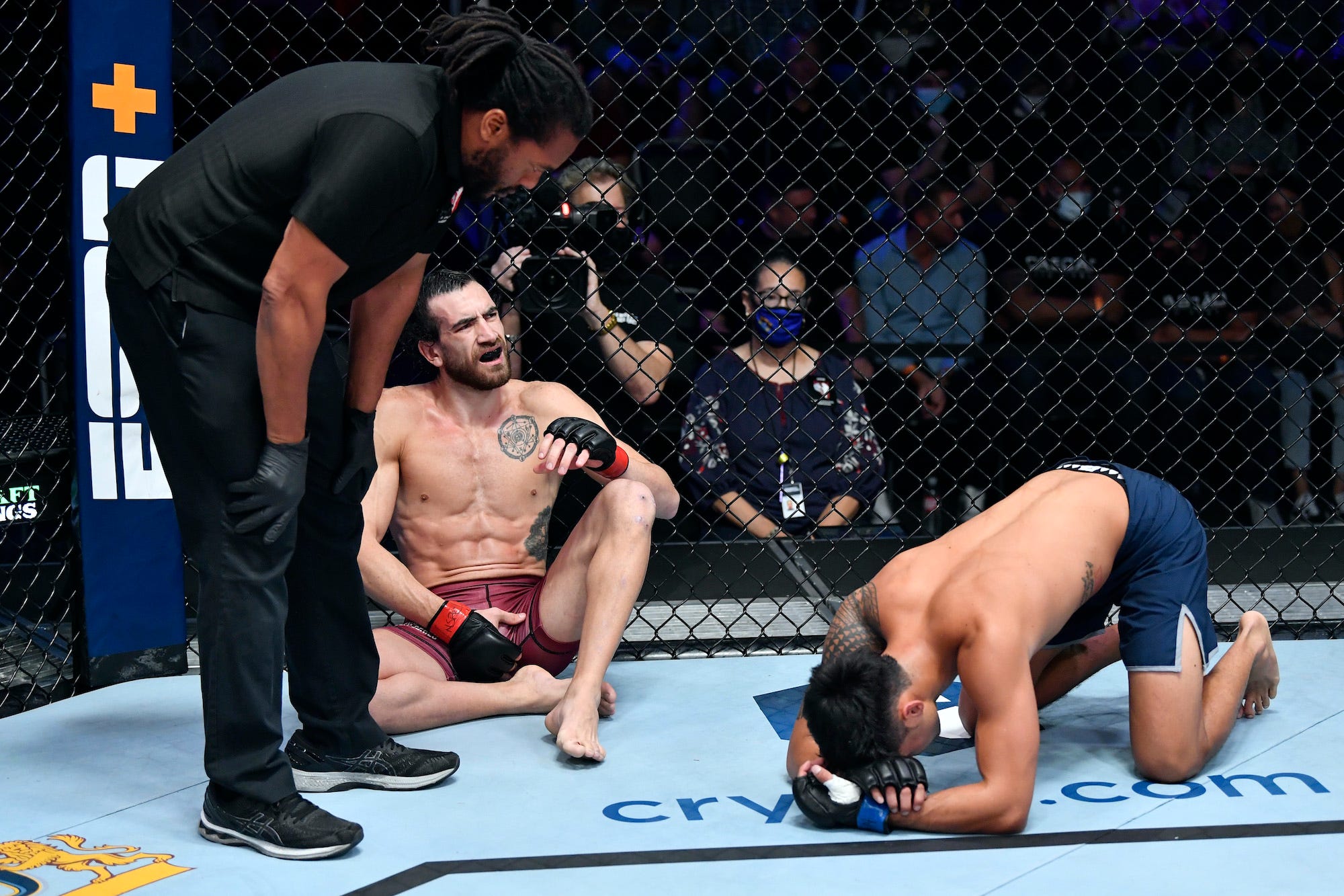 Jonas Bilharinho and Canaan Kawaihae react after their simultaneous low blows landed.