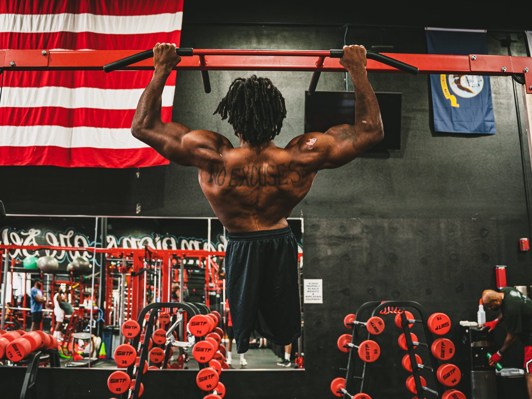 Zion Clark doing pull-ups.