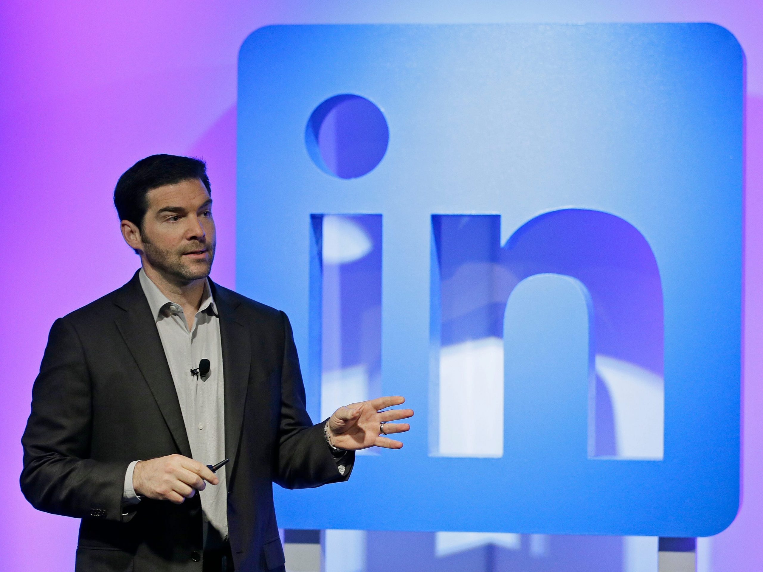 Former LinkedIn CEP and current executive chairman Jeff Weiner speaks at the company's San Francisco headquarters in 2016.