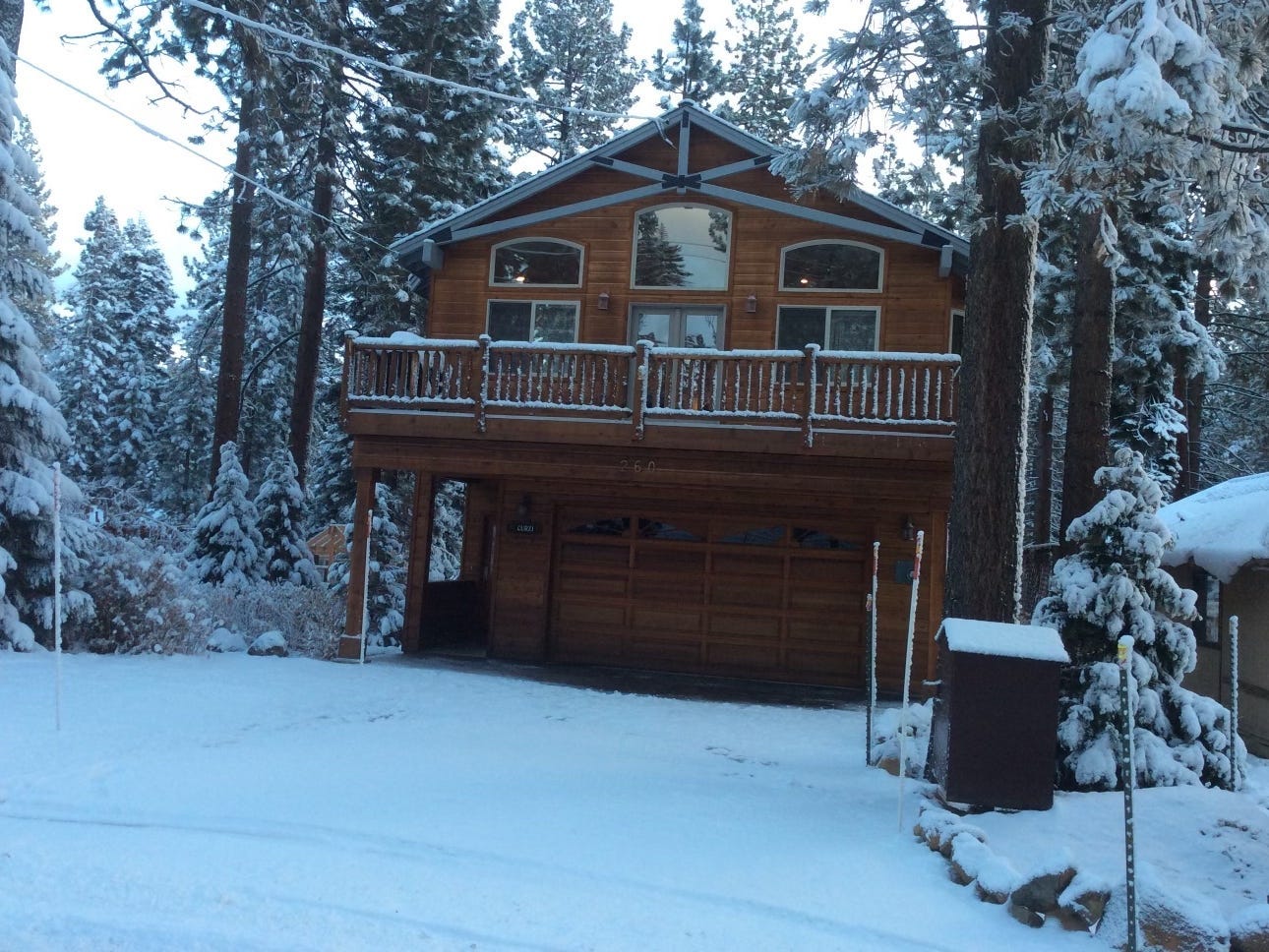 Laurel-Rose von Hoffman-Curzi's Tahoe Vista cabin.