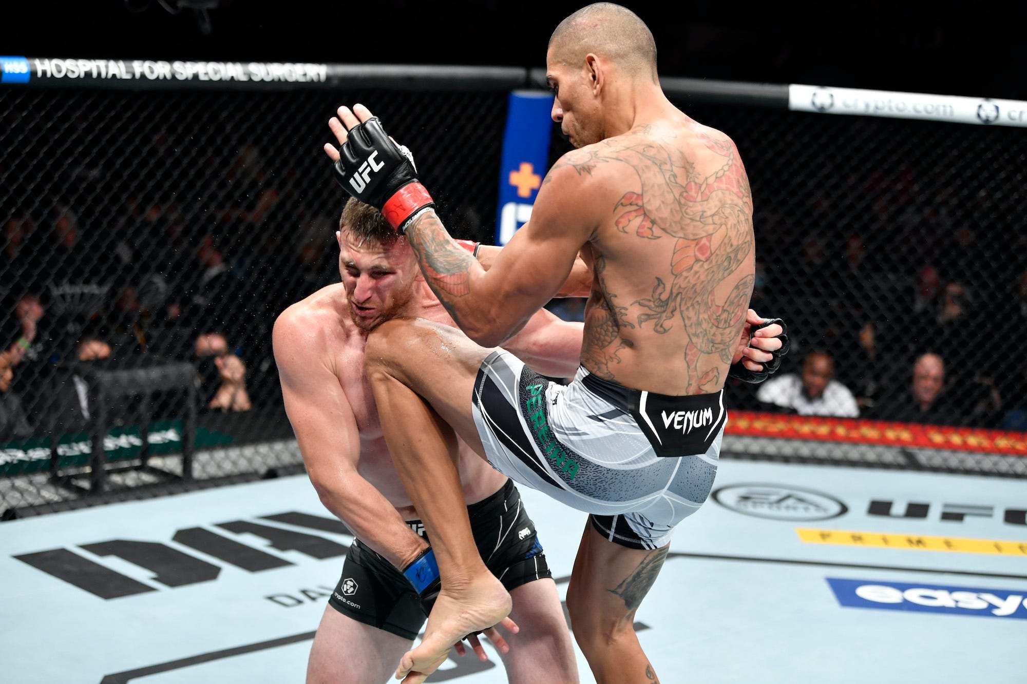 Alex Pereira dropped his opponent with a knee strike that cracked Andreas Michailidis plum on the jaw.