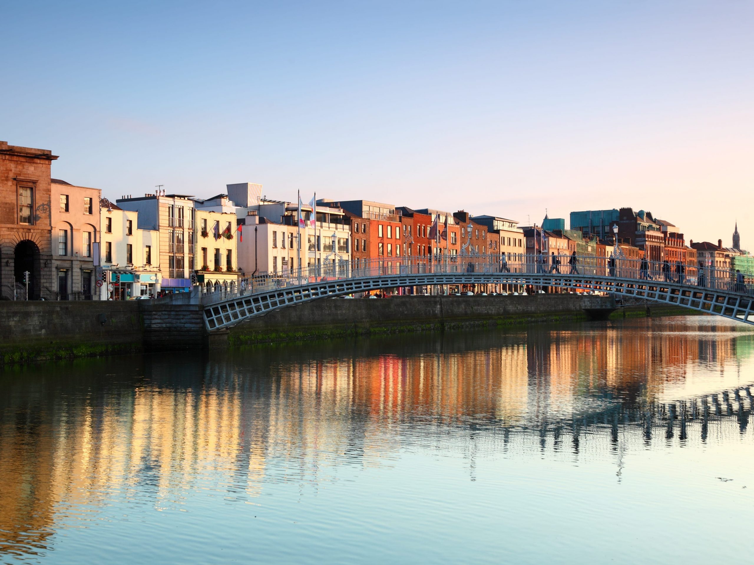 Ha'penny Bridge over River Liffey in Dublin, Ireland .