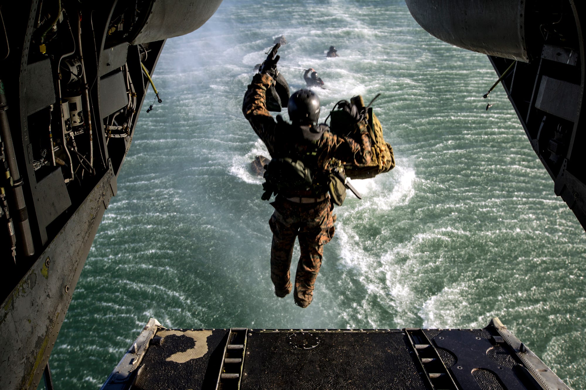 Marines and sailors practice helocasting