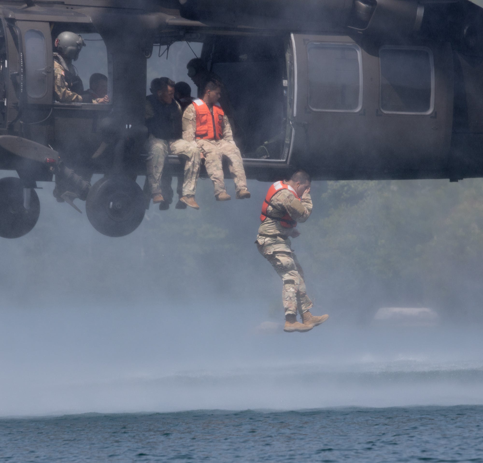 US soldiers conduct helocast training