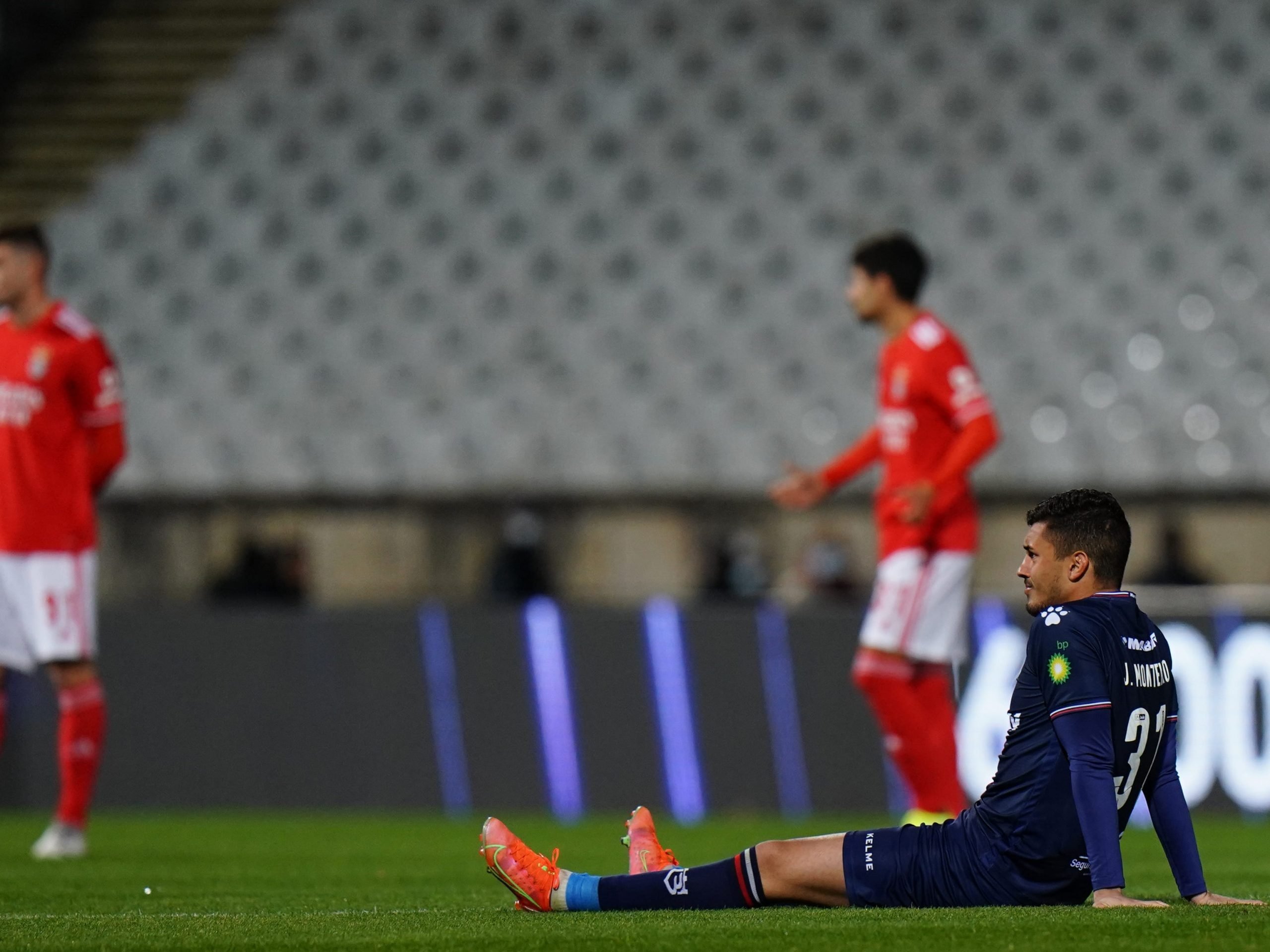 Joao Monteiro of Belenenses SAD injured leaves Belenenses SAD with only six players on the pitch