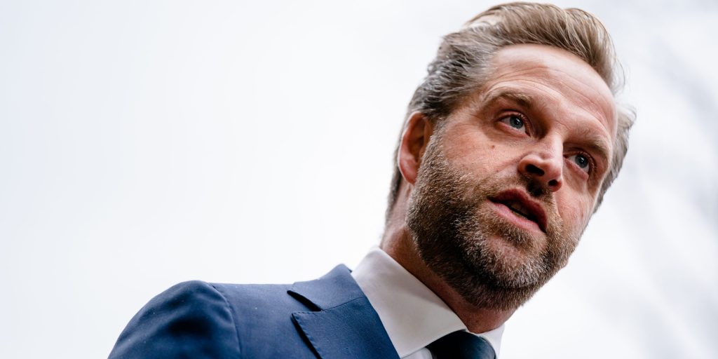 verplichte warmtepomp krijgt uitzondering voor appartement van minister De Jonge
