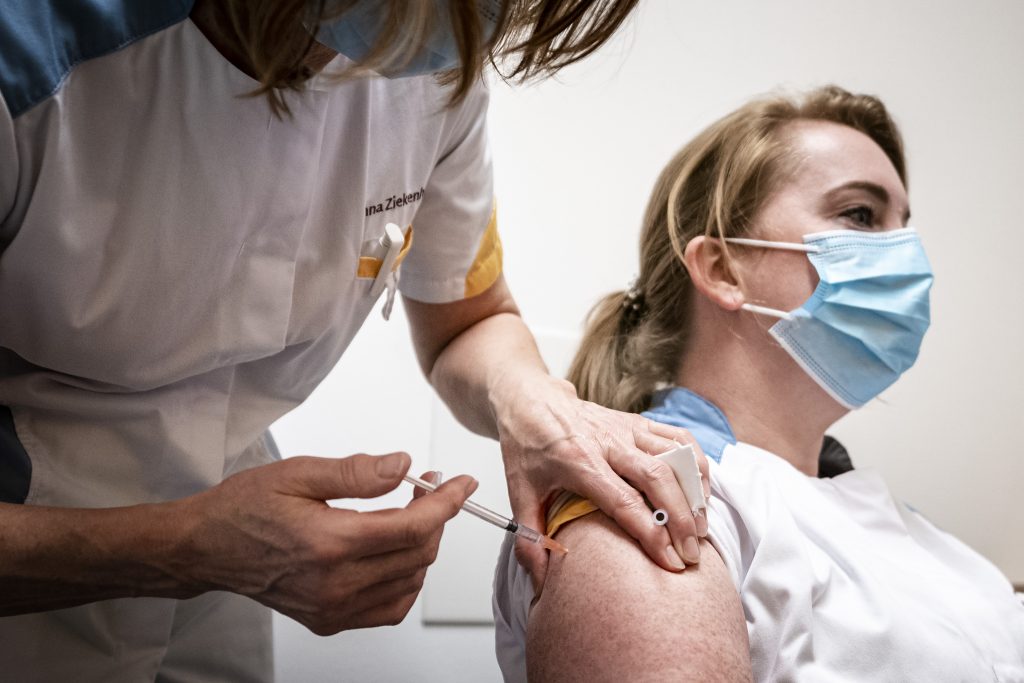Medisch zorgpersoneel van het Anna Ziekenhuis in Geldrop ontvangt een boosterprik tegen het coronavirus.