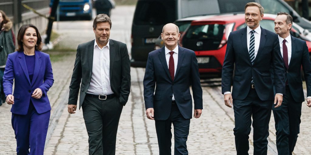 De nieuwe Duitse coalitie, met in het midden SPD-leider Olaf Scholz.