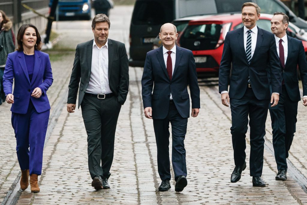 De nieuwe Duitse coalitie, met in het midden SPD-leider Olaf Scholz.