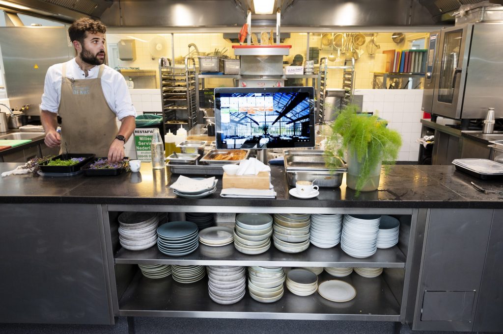 Voorbereidingen voor het diner in sterrenrestaurant De Kas.