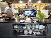 Voorbereidingen voor het diner in sterrenrestaurant De Kas.