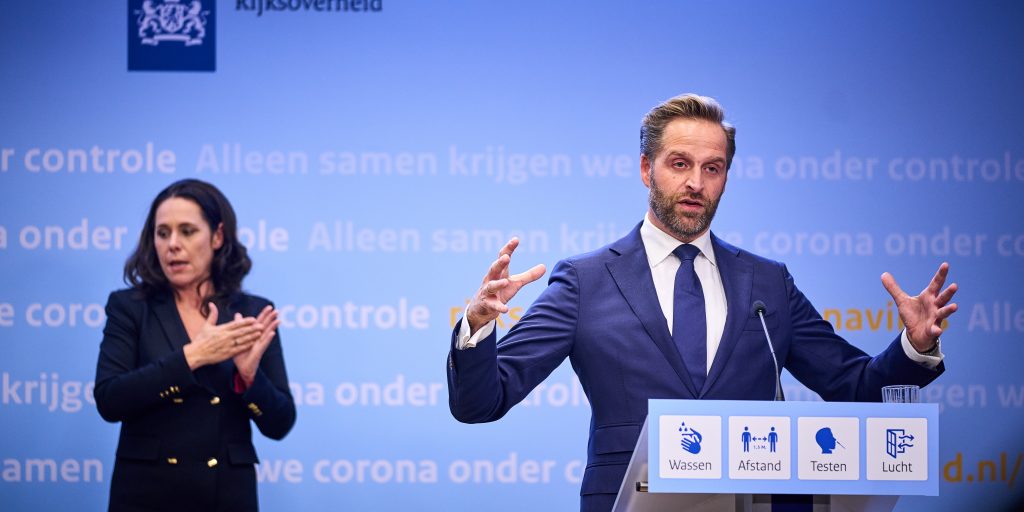 Coronaminister Hugo de Jonge geeft een toelichting op de nieuwe coronamaatregelen.
