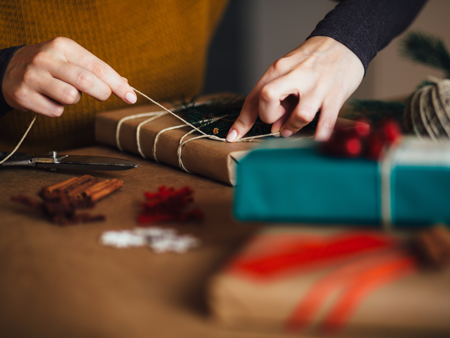 Wrapping gifts presents