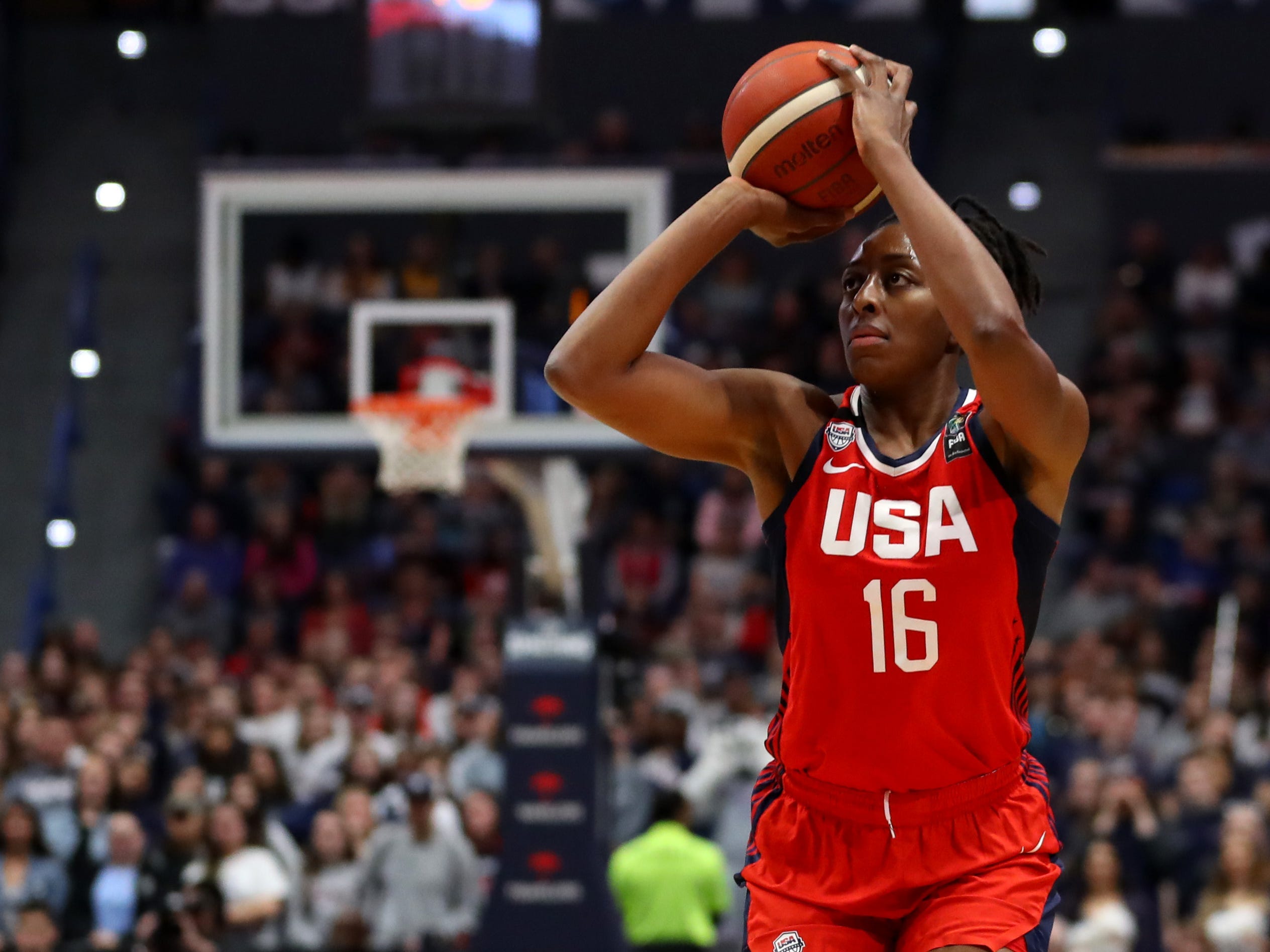 Nneka Ogwumike shoots for Team USA.