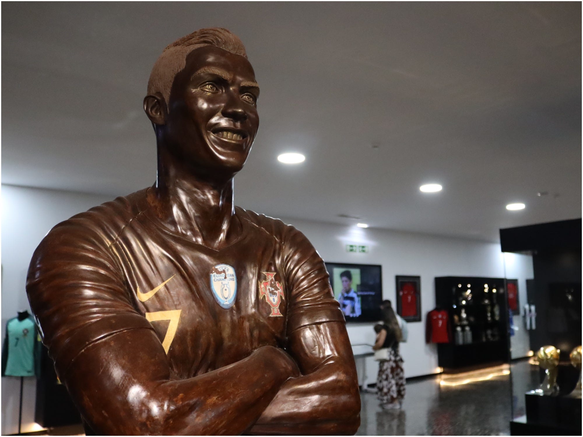 Dit beeld van Ronaldo is geheel gemaakt van chocolade. Foto: Insider/Barnaby Lane 