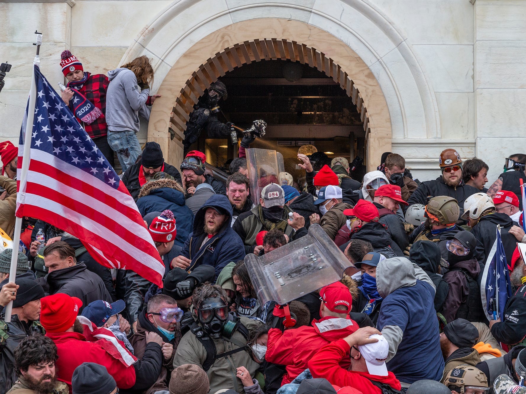 Capitol police use tear gas on Trump mob on January 6