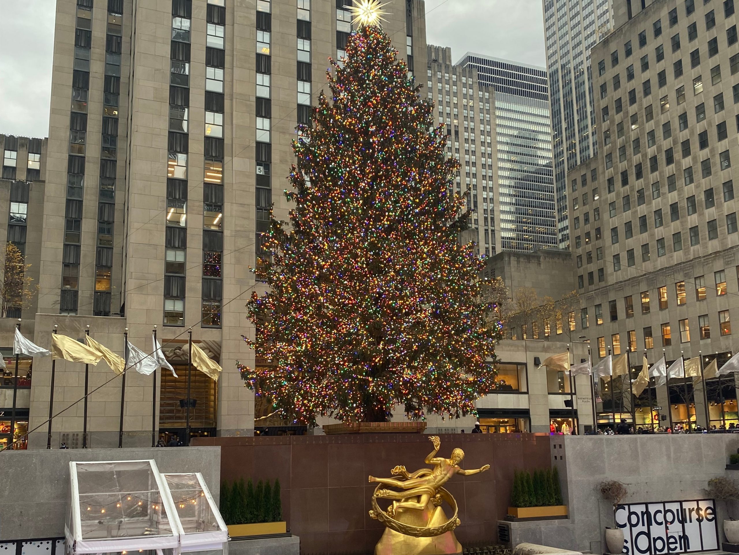 30 rock christmas tree and ice skating rink