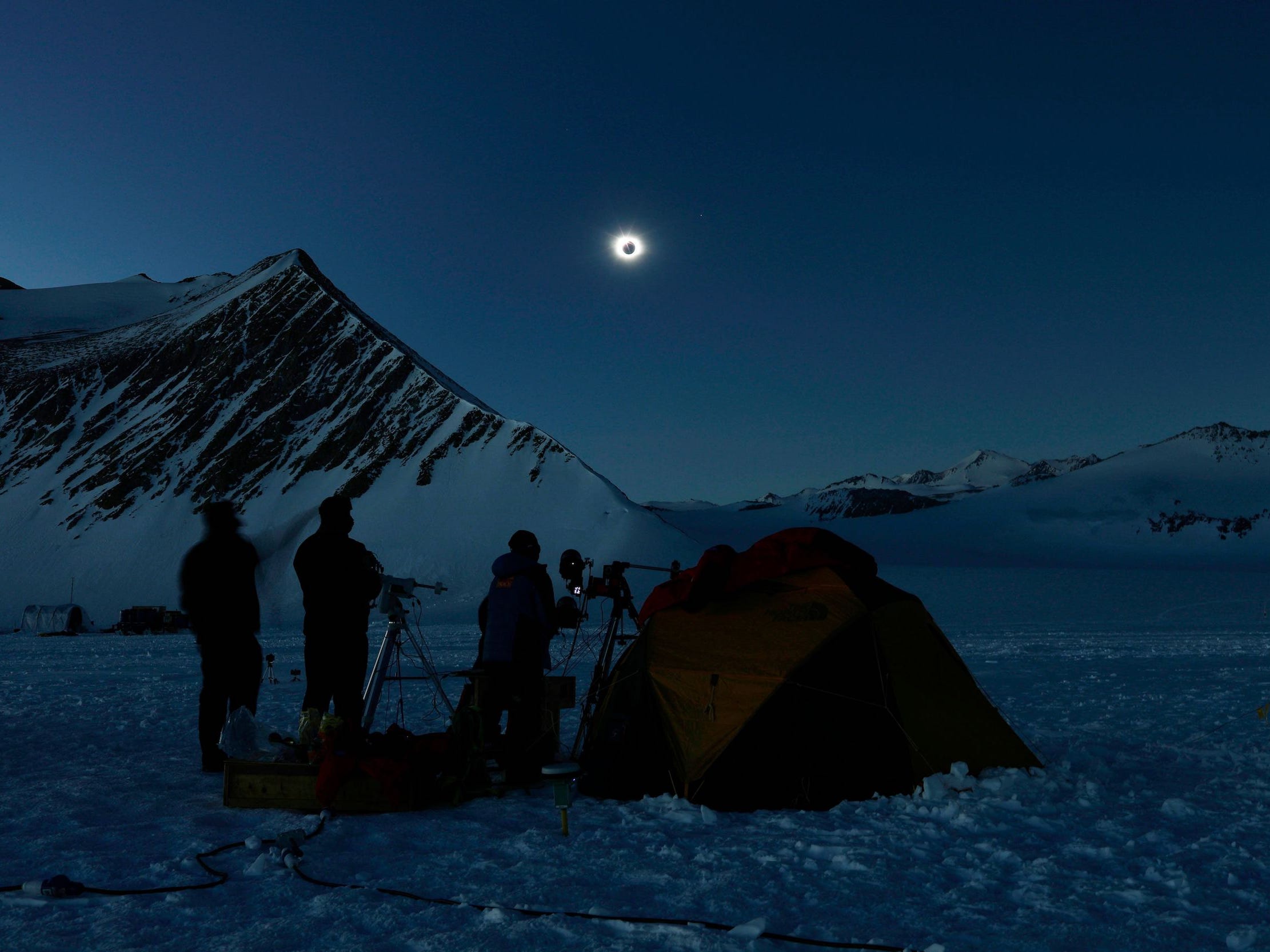 koppeling Kosciuszko Voorstellen Mesmerizing photos of this year's only total solar eclipse show a rare  crescent sunrise over Antarctica