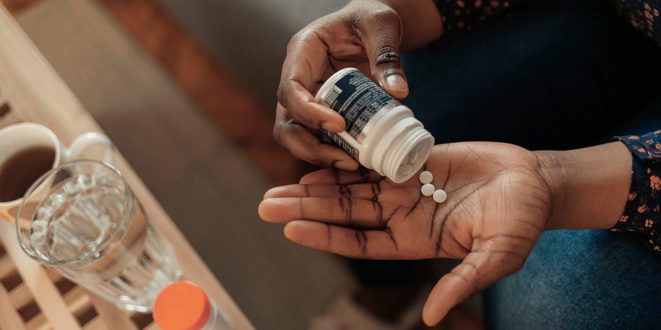 Person pours three aspiring tablets into their hand.