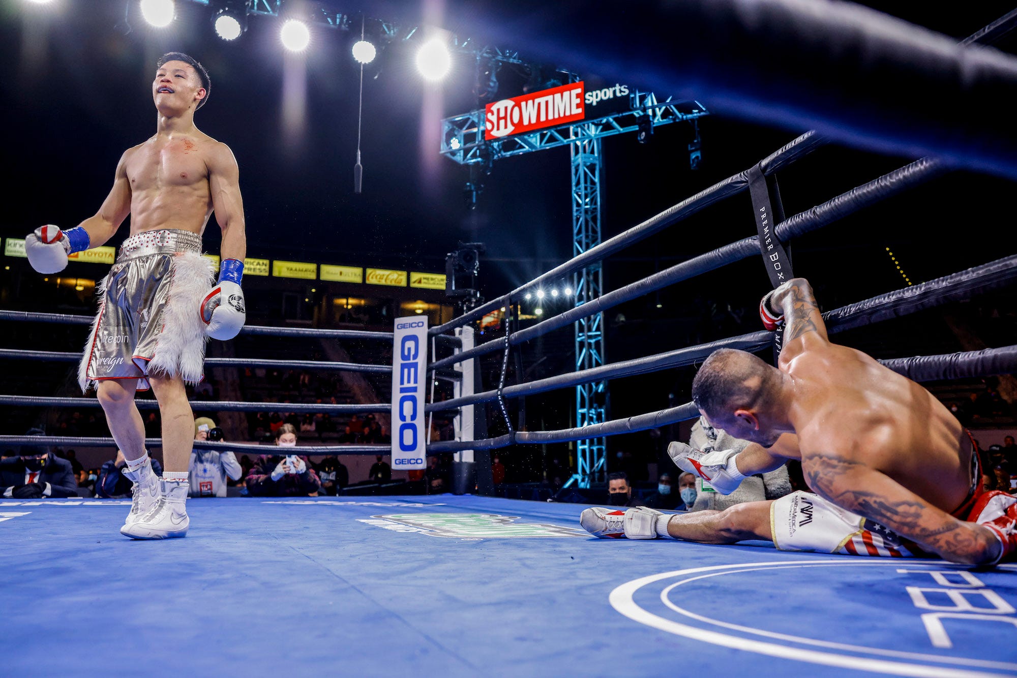 Brandun Lee finished Juan Heraldez in the seventh round of a 140-pound boxing match Saturday.