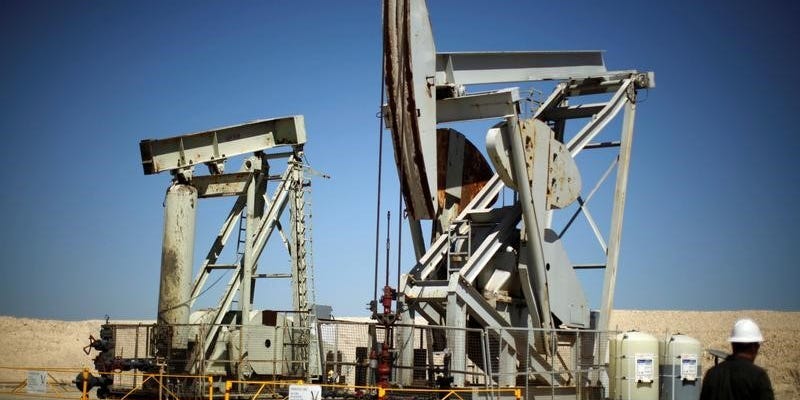 FILE PHOTO - Pump jacks drill for oil in the Monterey Shale, California, U.S. on April 29, 2013.  REUTERS/Lucy Nicholson/File Photo