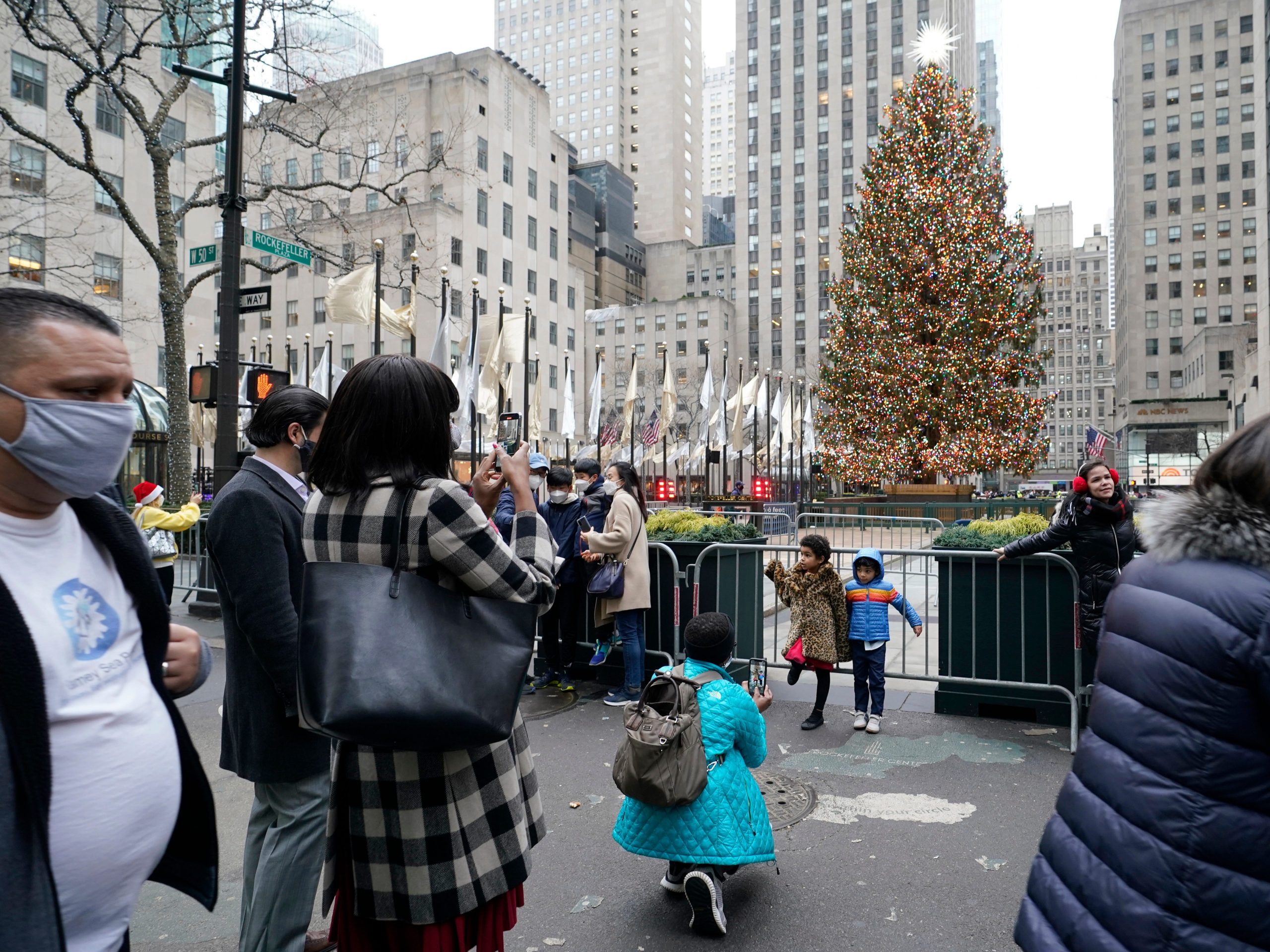 photos tourists rockefeller christmas tree new york city