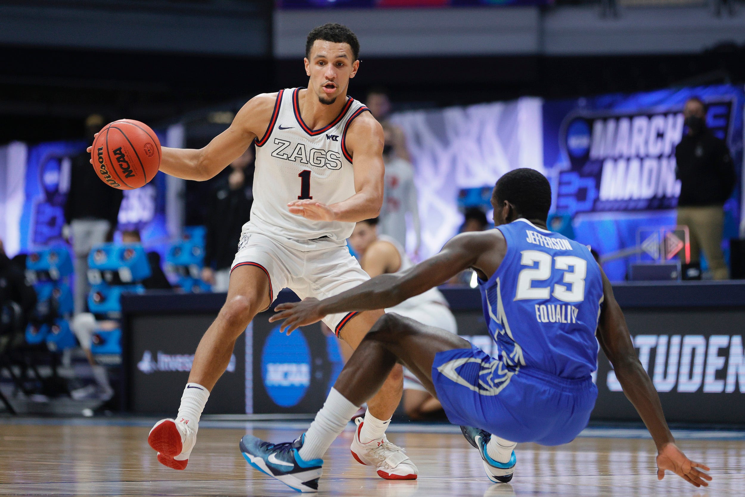 Gonzaga's Jalen Suggs crosses up Creighton's Damien Jefferson.