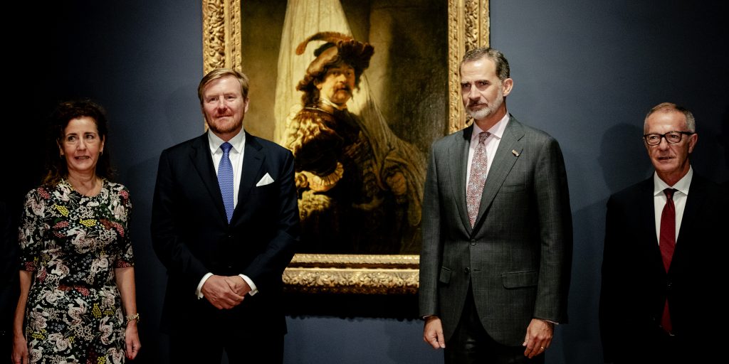 Koning Willem-Alexander en Koning Felipe VI bij 'De Vaandeldrager' tijdens een Rembrandt-tentoonstelling in het Rijksmuseum.